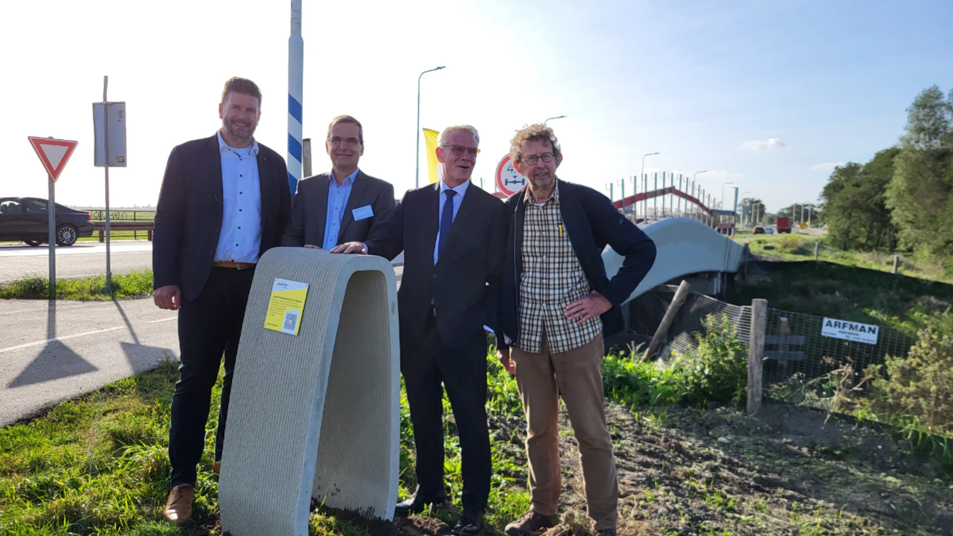 Drie verschillende 3D geprinte fietsbruggen naast de N243